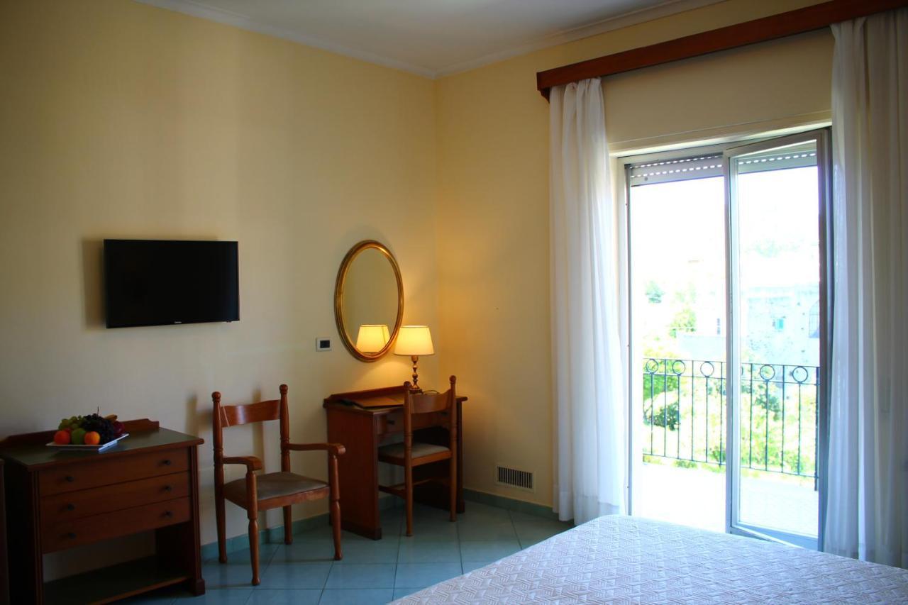 Hotel Terme Alexander Ischia Bagian luar foto